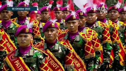 Jokowi Tepuk Tangan Lihat Aksi Kolone Senapan Kolosal di HUT ke-78 TNI