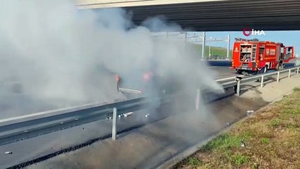 Yanan otomobilden kendilerini atan 4 kişi son anda kurtuldu