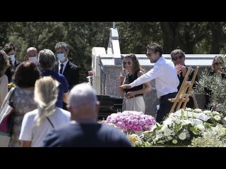 Guy Bedos inhumé en Corse sous les applaudissements