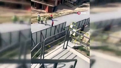 Şantiyede işçilerin meydan kavgası kamerada: İnşaat birbirine girdi