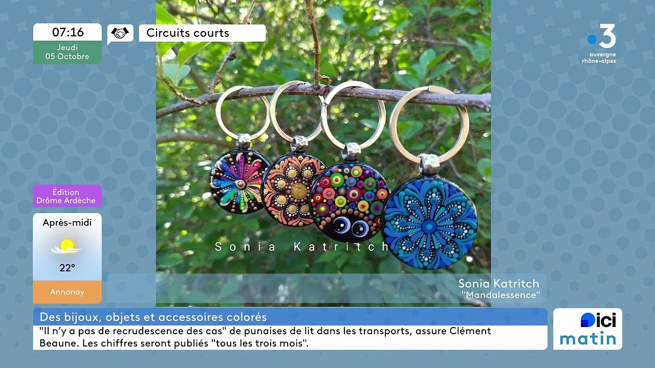 A Dunière-sur-Eyrieux, "Mandalessence", des galets, de la déco, des bijoux couverts de petits points colorés.