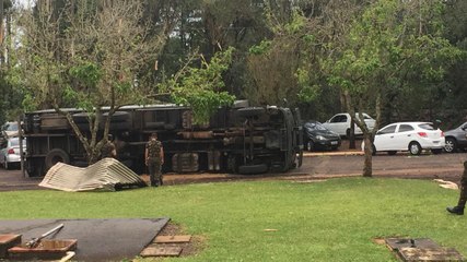 Tornado tomba caminhão de 18 toneladas no quartel do Exército em Cascavel
