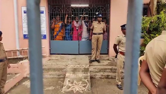 समान वेतन की मांग को लेकर भूख हडताल पर बैठे स्कूल शिक्षा संघ के शिक्षकों को पुलिस ने हिरासत में लिया