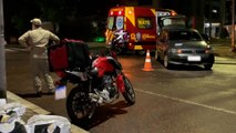 Motociclista fica ferida ao ser 'fechada' por carro na Rua Recife