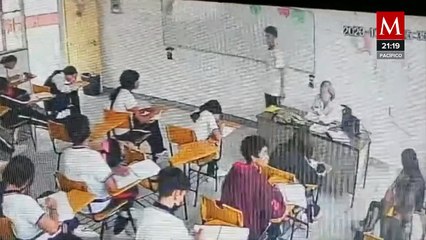 Estudiante de secundaria ataca a maestra con arma blanca