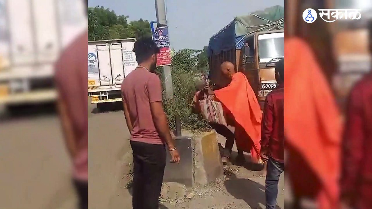 गजानन महाराज बनून फिरणाऱ्या बाबांचा मारहाणीचा VIDEO व्हायरल...