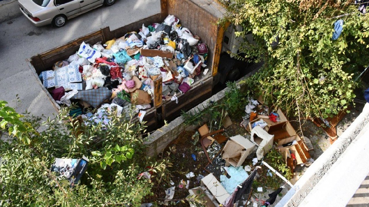 Çöp evden çıkanlar şaşırttı… 2 kamyon doldu