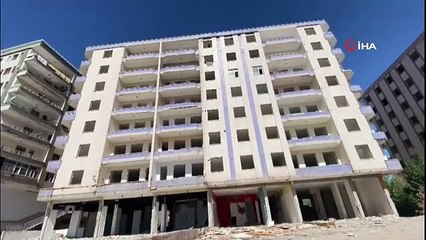 Diyarbakır'da ağır hasarlı binada tahta parçaları için canlarını hiçe saydılar