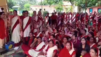 बेगूसराय: आंगनबाड़ी सेविकाओं व सहायिकाओं ने सीडीपीओ कार्यालय का किया घेराव