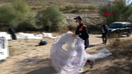 Sivas Belediyesi, Tavra Deresi'nde atılan gelinlikleri geri dönüşüme gönderdi