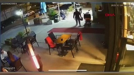 Motosikletli maganda kafenin bahçesine girdi, kendisini uyaranlara saldırdı