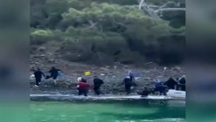 Fethiye'de 68 kaçak göçmen ile 2 organizatörün yakalandığı olayda göçmenlerin kıyıya bırakılma anları kameraya yansıdı