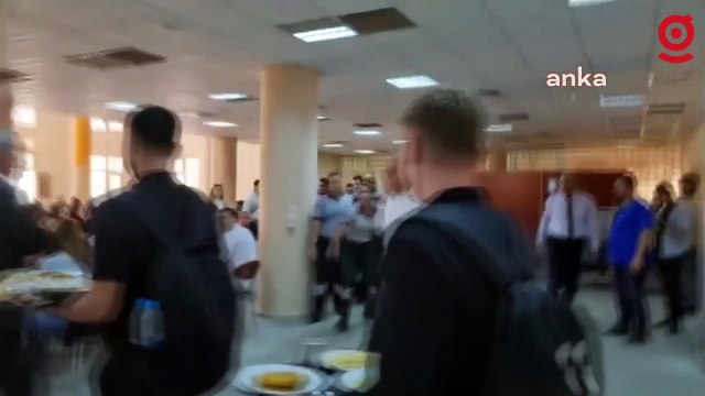 İzmir Dokuz Eylül Üniversitesi'nde yemeklere yapılan zamları protesto eden çok sayıda öğrenci gözaltına alındı