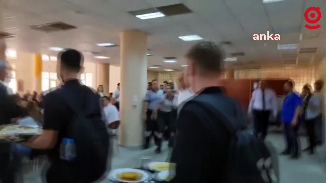 İzmir Dokuz Eylül Üniversitesi'nde yemeklere yapılan zamları protesto eden çok sayıda öğrenci gözaltına alındı