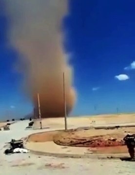 Redemoinho de poeira assusta trabalhadores em obra