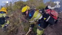 Tenerife, vigili del fuoco al lavoro per estinguere nuovi focolai dell'incendio estivo