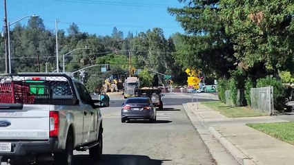 Un train s'écrase sur un tracteur très centré