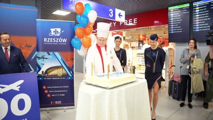 Nowy rekord lotniska w Jasionce! Niespodzianka dla jubileuszowego pasażera!