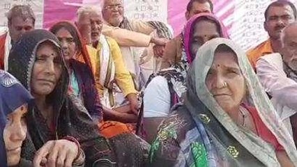 छतरपुर: सरपंच से परेशान ग्रामीण अनिश्चितकालीन भूख हड़ताल पर बैठे