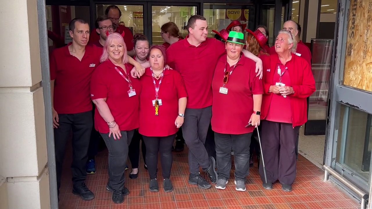 Worthing Wilko's staff say goodbye as store clo...
