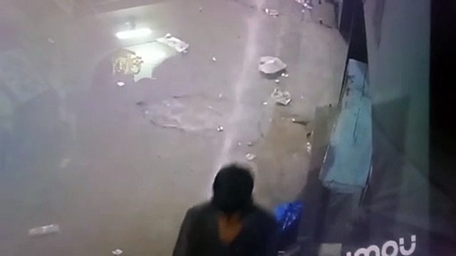 तड़के सवा पांच बजे कपड़े की दुकान का तोडा शटर, चुरा ले गए नकदी