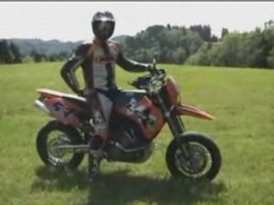 stunt en KTM lc8 supermoto