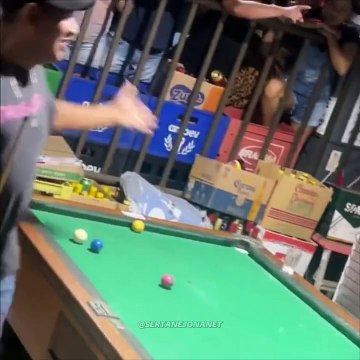 Gusttavo Lima aparece de surpresa em bar para jogar sinuca e surpreende os clientes; vídeo