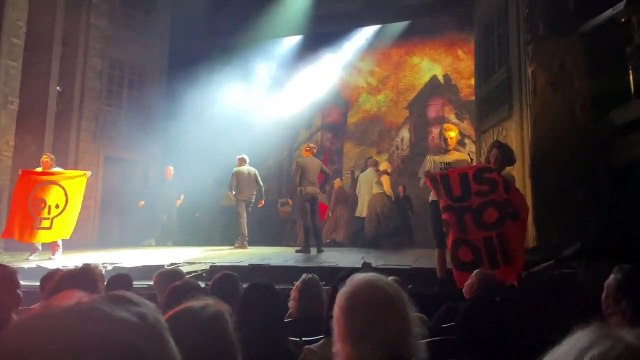 Londres: activistas ambientales interrumpen función de Les Miserables y se encadenan al escenario