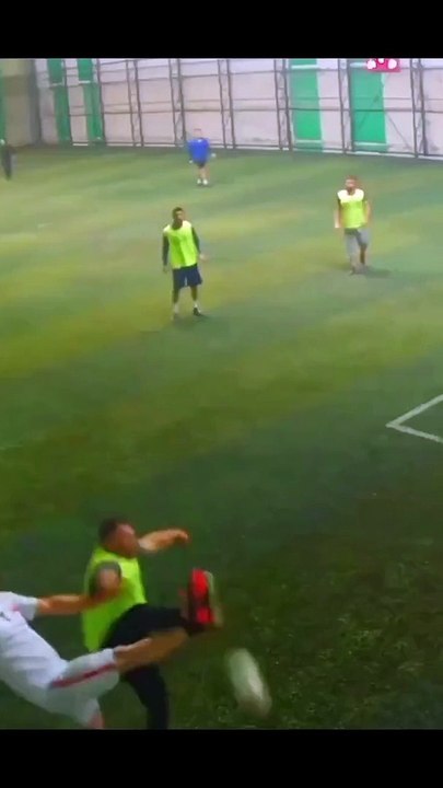 C'est le pire raté pendant un match de football en 2023 (Vidéo) !