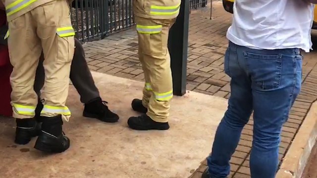 Homem que supostamente teria sido agredido em assalto é socorrido pela PM e Siate