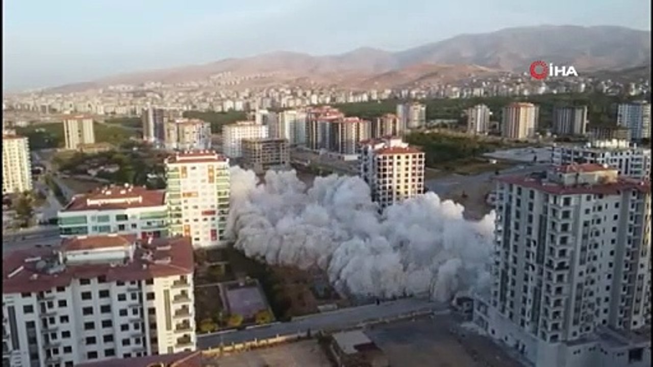 La démolition d'immeubles de grande hauteur à l'aide d'explosifs se poursuit à Malatya