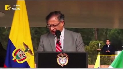 Gustavo Petro llega dos horas tarde a ascenso de policías