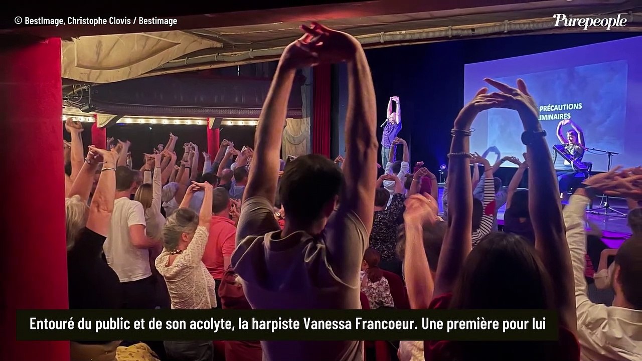 Bernard Werber a fêté ses 62 ans sur scène : anniversaire surprise, fleurs et gâteau... Grande soirée pour l'écrivain !