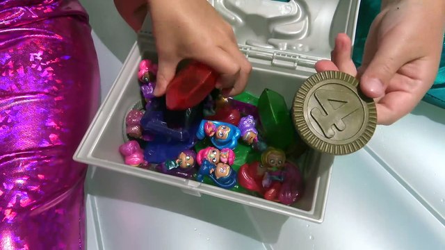 Brincando an Piscina com Brinquedos Shimmer e Shine e seus Tesouros Mágicos