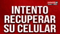 Intentó recuperar su celular, se colgó del auto del delincuente y la arrastró más de 100 metros