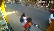 Mulher tem celular roubado por homens em moto em Pernambués