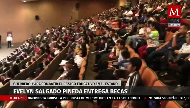 La gobernadora de Guerrero, Evelyn Salgado Pineda entrega becas a estudiantes