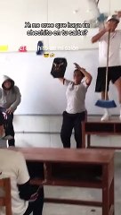 Alumnos bailan al ritmo de los temas de 'Chechito'.