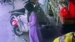 Seorang ibu mengambil dompet milik orang lain yang terjatuh di depan warung di Jl. Subur, Denpasar pada Kamis (5/10)