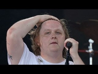 Malade, la star Lewis Capaldi arrête les concerts : "La décision la plus difficile de ma vie"