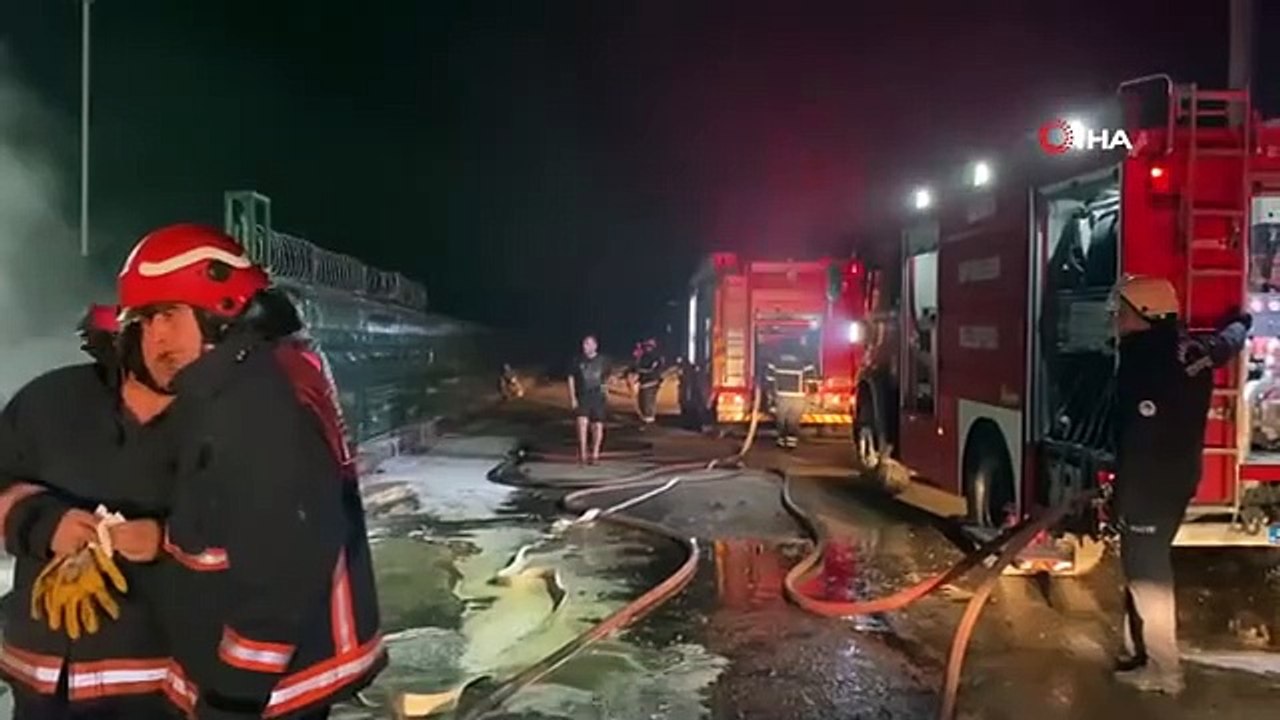 Incendie effrayant dans une installation de recyclage où se trouvent des déchets chimiques