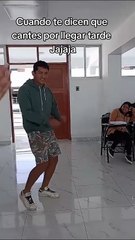 "Tiembla Chechito": Joven sorprendió al cantar tema de Flor Pileña por llegar tarde a clases