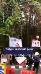 Download Video: Viral! Sekelompok Massa di Bogor Lakukan Aksi Copot Baliho Partai