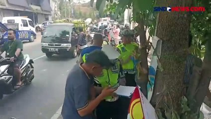 Ringsek! Mobil Pikap Terjun Bebas ke Kali di Sukmajaya Depok