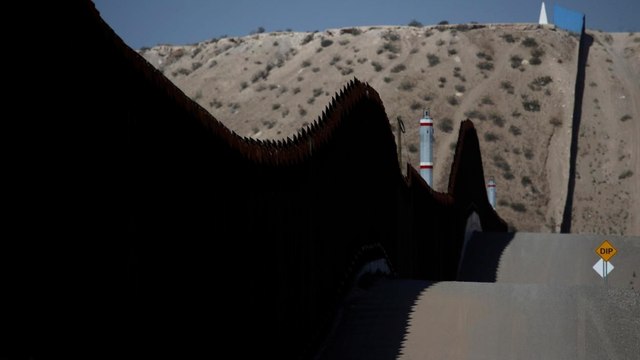 Immigration aux États-Unis : Biden assure être obligé de construire le mur de Trump