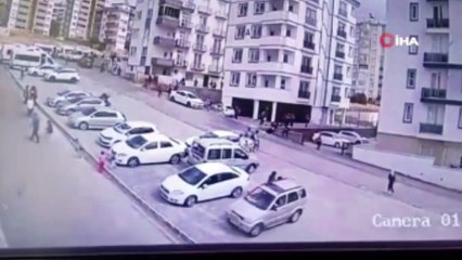 Veliler okul önünde öğretmene saldırdı! Bileği kırıldı