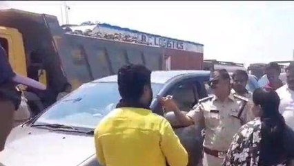 తూర్పు గోదావరి జిల్లా: కొవ్వూరు టోల్గేట్ వద్ద ఉద్రిక్తత