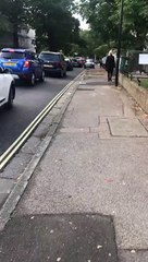 Condutor filmado a circular no passeio para fugir ao trânsito