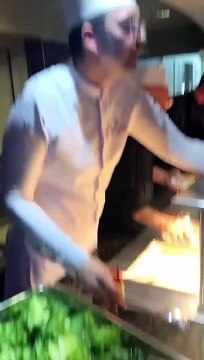 Nicolas Carro, chef étoilé, sert les étudiants du R.U de Vannes