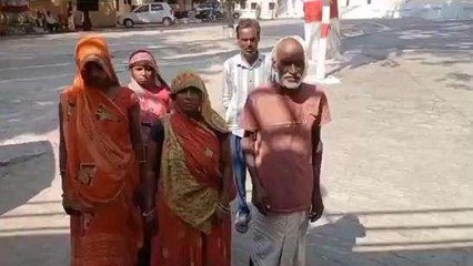 बहराइच: लाठी के सहारे पहुंचा घायल वृद्ध, जिलाधिकारी से मांगा न्याय